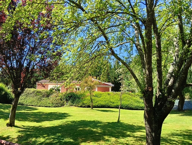 Parc Arboré Parking Dépendance Aubin Réf 25349 DCV Immobilier Decazeville 12300 Aveyron.JPG