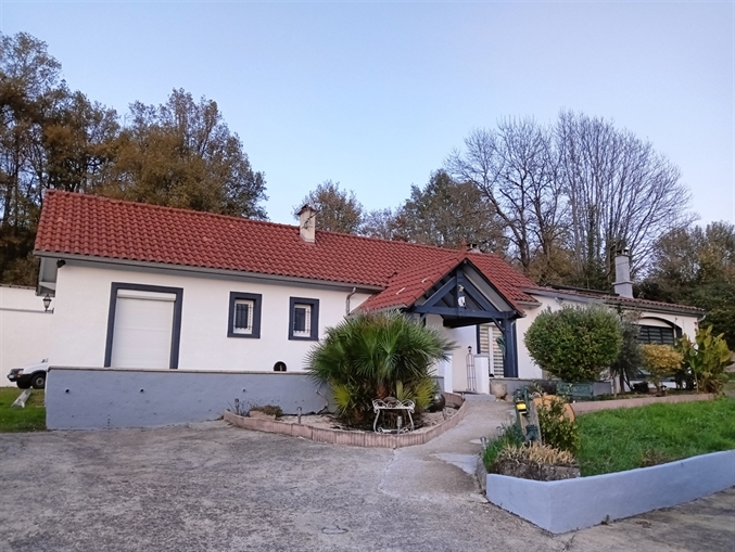  Garage Véranda Combles Aubin Réf 25332 DCV Immobilier Decazeville 12300 Aveyron.JPG